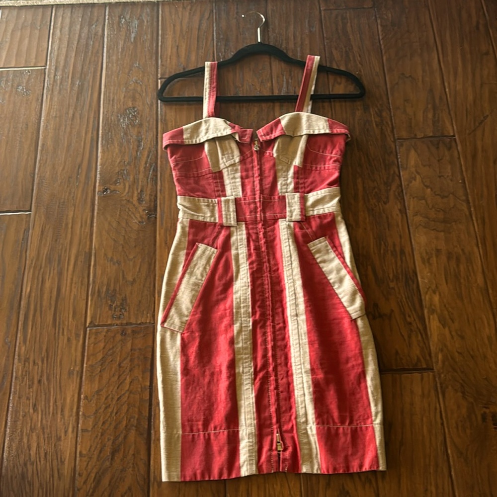 Front zipper with straps, belted, 2 front pockets, 1 pocket in back